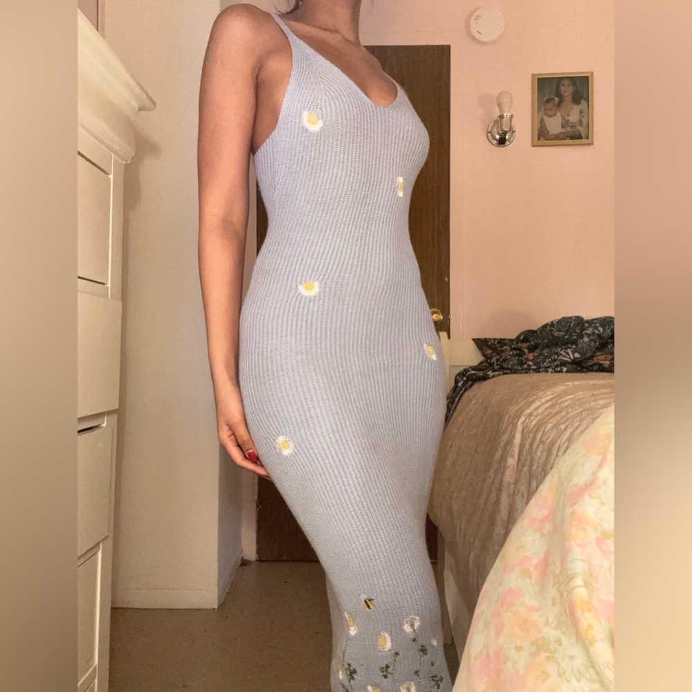 Knit V-Neck Flower Embroidery Midi Dress